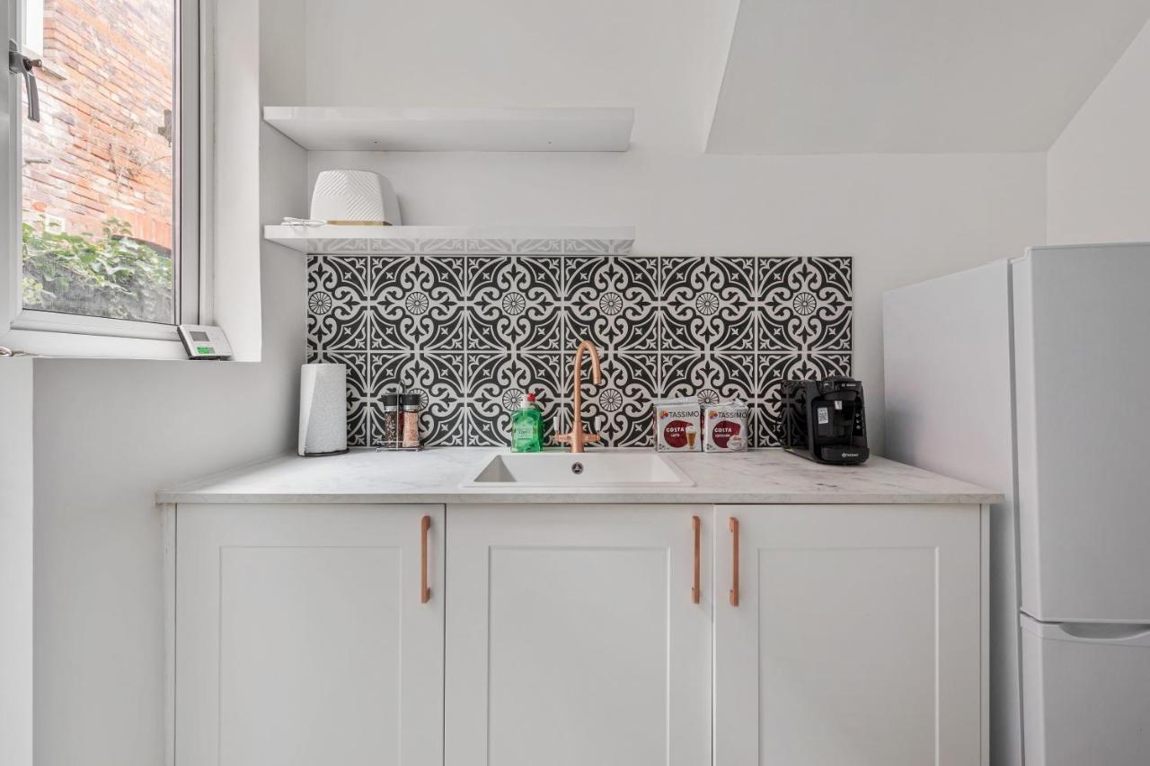 Beautifully Modern 2-Bed Apartment W/Garden Лондон Екстер'єр фото